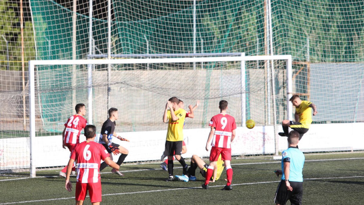 Artur Gòdia empuja el balón al fondo de la portería del Valls en lo que significó el tanto del empate para el Mollerussa.