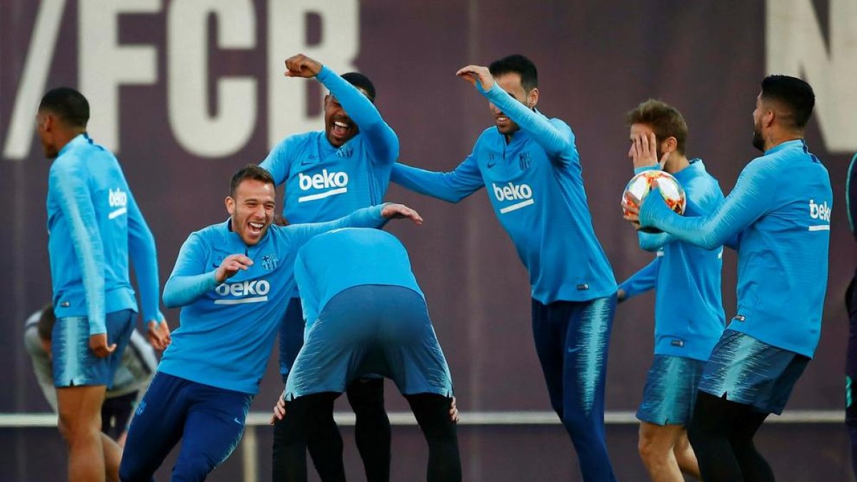 El bon humor va presidir ahir l’últim entrenament del Barça abans de viatjar a Madrid.