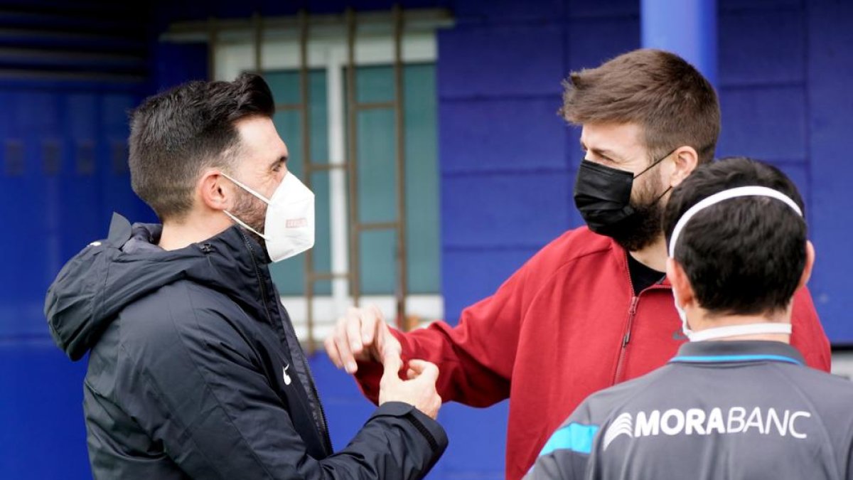 Gerard Piqué saluda a Eder Sarabia, que ayer se estrenó como técnico del Andorra de Segunda B.