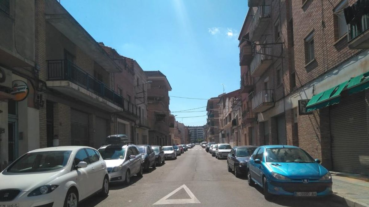 A la izquierda, la calle Priorat de Balàfia, que pasará a ser zona 30. A la derecha, imagen de archivo del Passeig de Ronda, que no se verá afectado por esta medida de la Paeria.