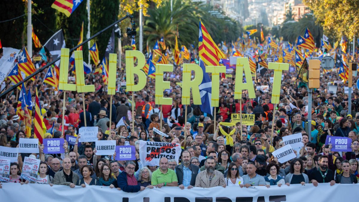La capçalera de la manifestació va ser presidida per una gran pancarta amb la paraula “Llibertat” escrita sobre un fons blanc.