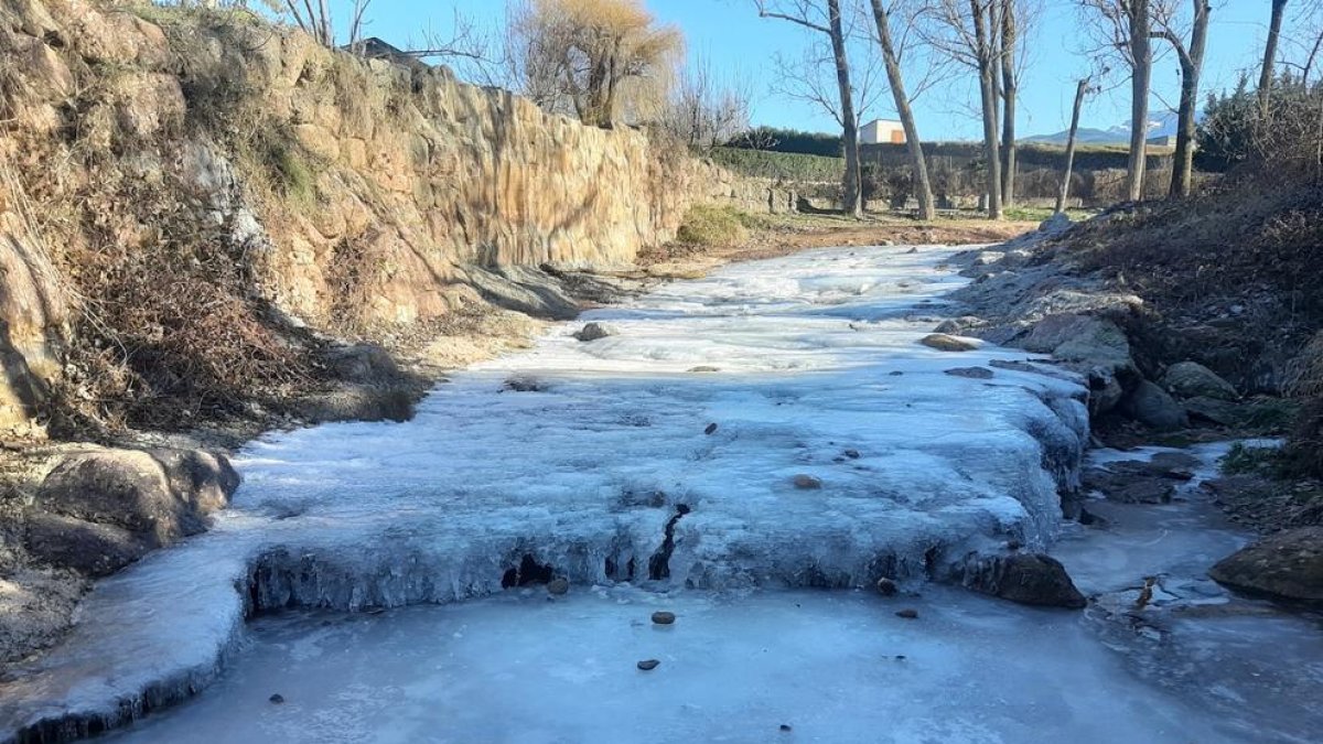 A l’esquerra, el riu de la Color de la Seu completament gelat ahir i els paisatges que el fred va deixar a la Segarra, l’Urgell, el Pla i Lleida ciutat.