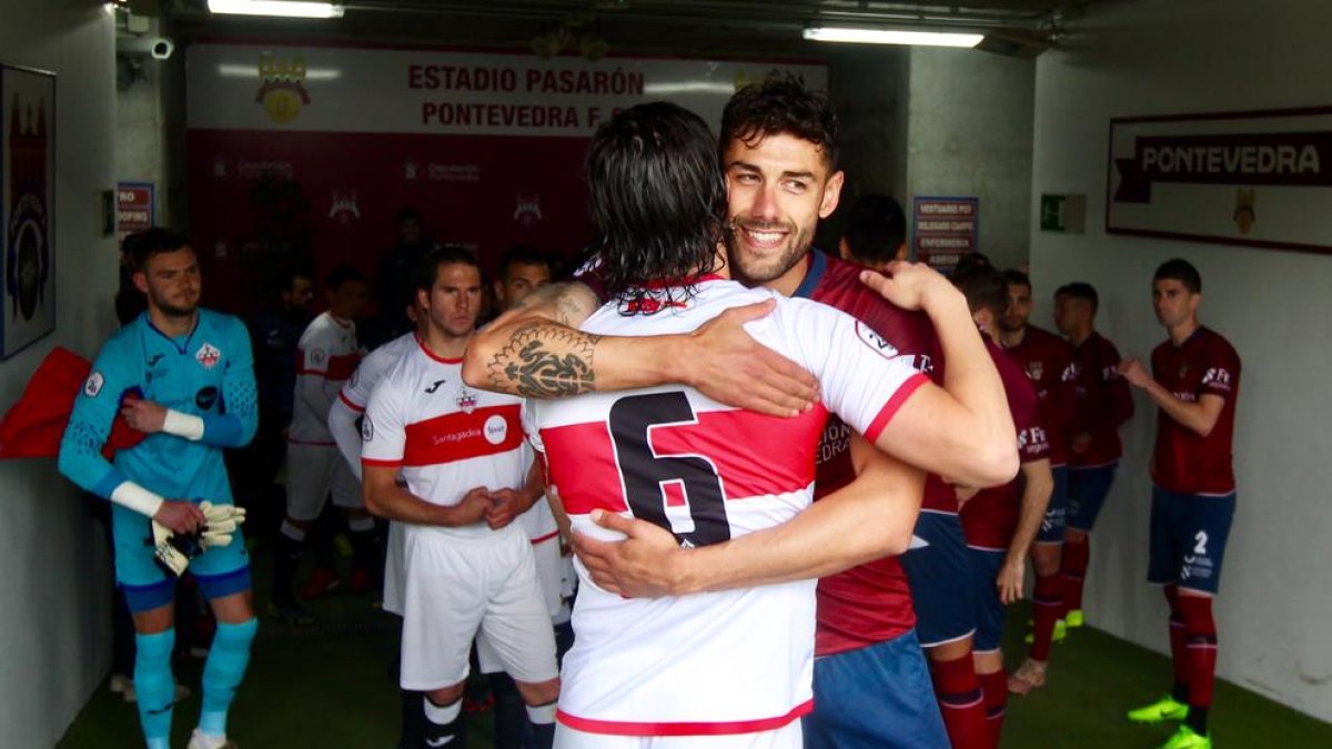 Adrián León abraza a un jugador rival antes de un partido con el Pontevedra, su anterior club.