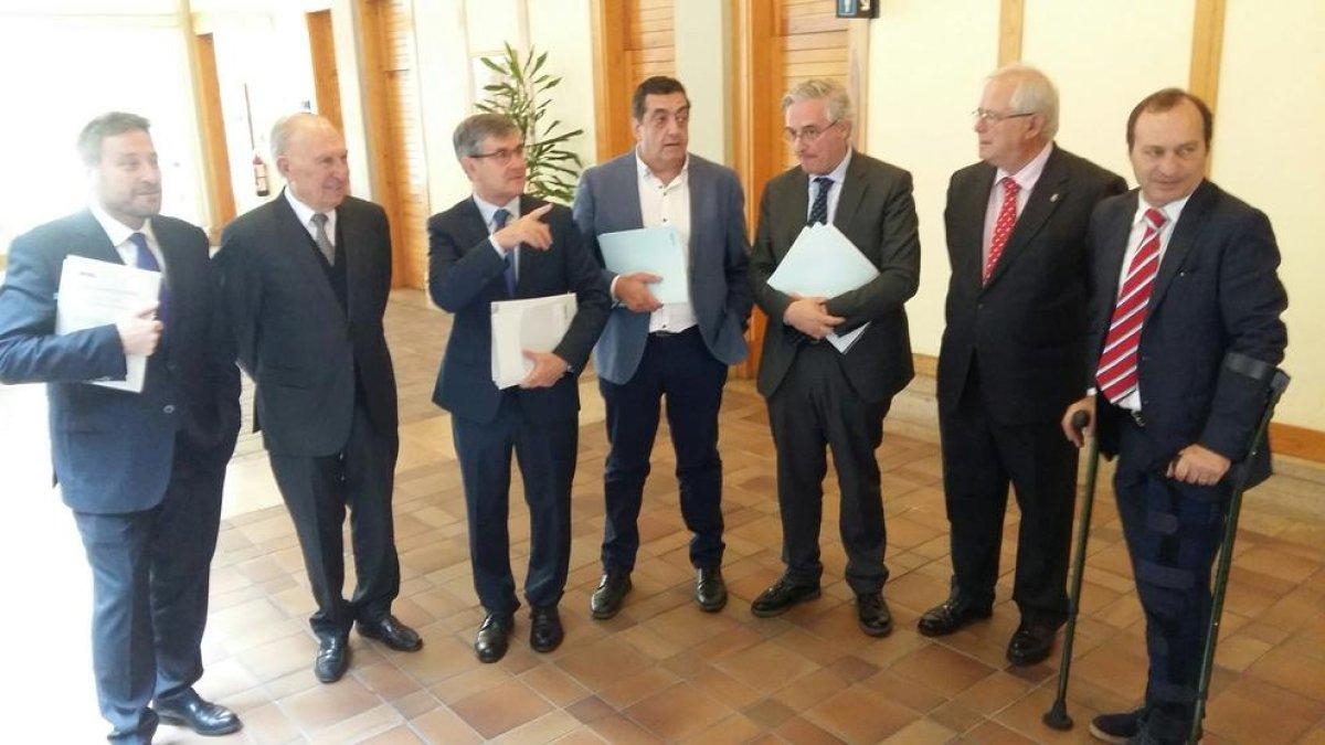 Autoridades y cúpula de BonÀrea, con Jaume Alsina a la cabeza, ayer en Zaragoza.