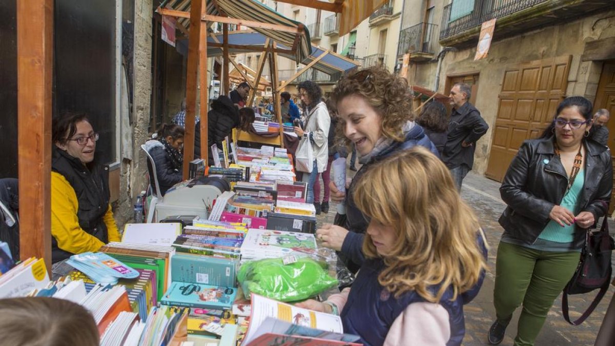 Imatge del carrer Major de Cervera en una de les anteriors edicions del certamen Vila del Llibre.
