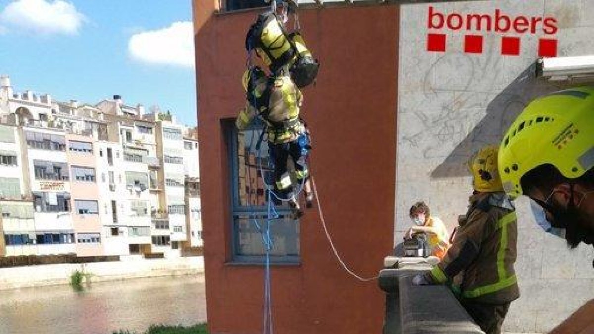 Un hombre resulta herido al caer al cauce del Onyar, en medio de Gerona, desde unos cinco metros de altura