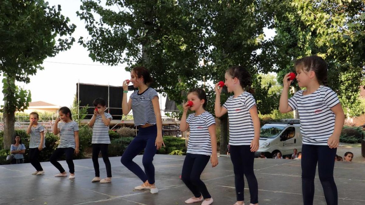Alumnos de la Escola Municipal de Dansa de Alpicat protagonizaron el show inaugural del Circ Picat.