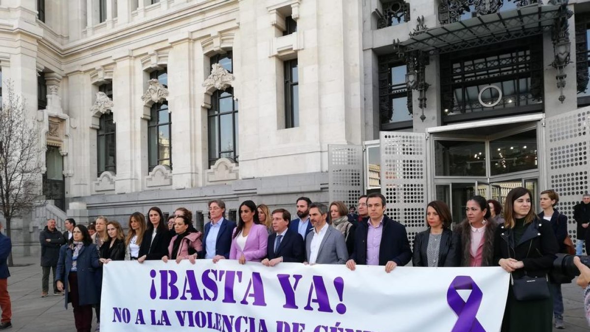 Representants dels grups de l’ajuntament, ahir concentrats.