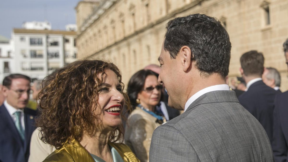 La ministra d’Hisenda saluda el president de la Junta durant els actes pel Dia d’Andalusia.