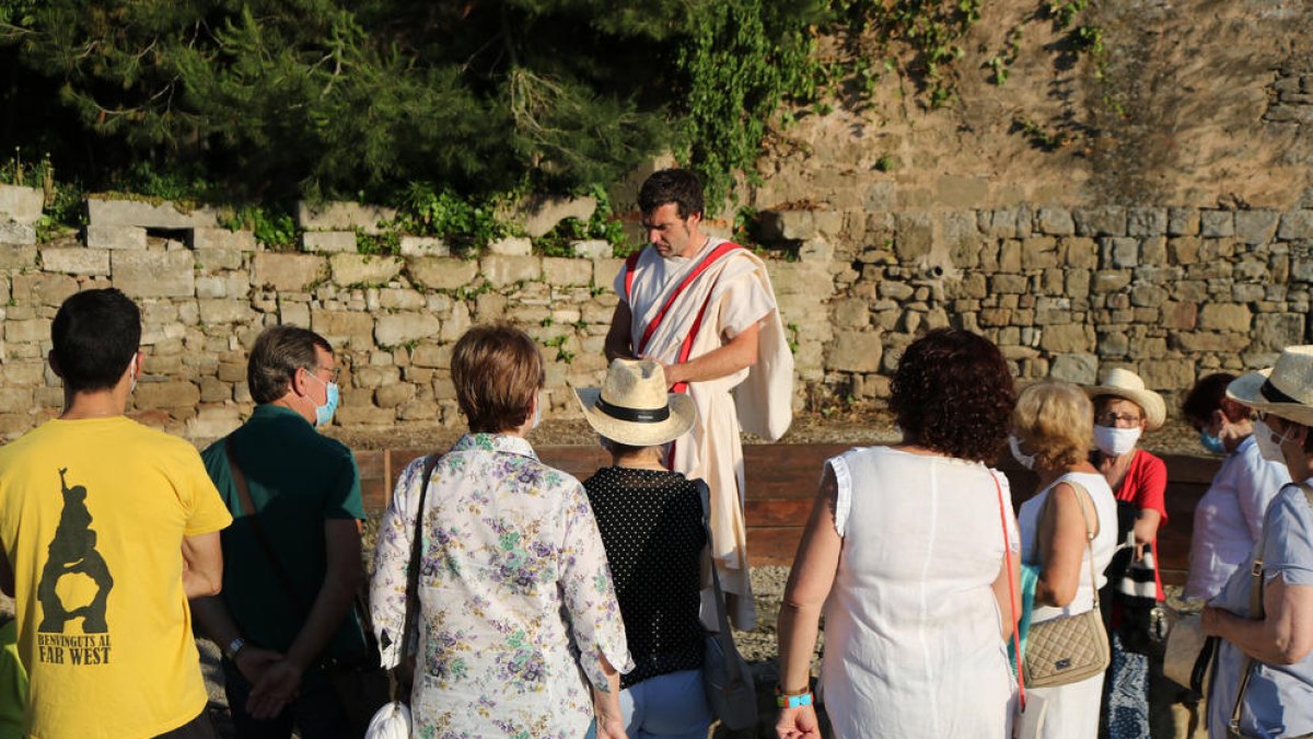 Visitants dissabte en una proposta del Museu de Guissona.