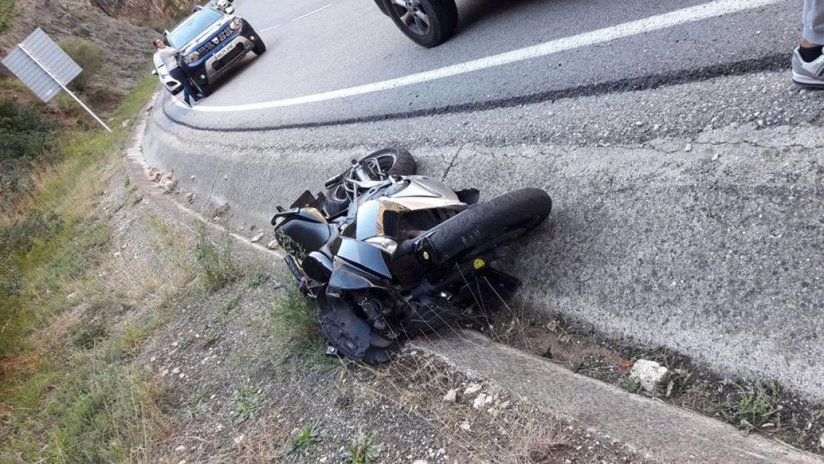 Vista de la moto accidentada ahir a Castell de Mur.