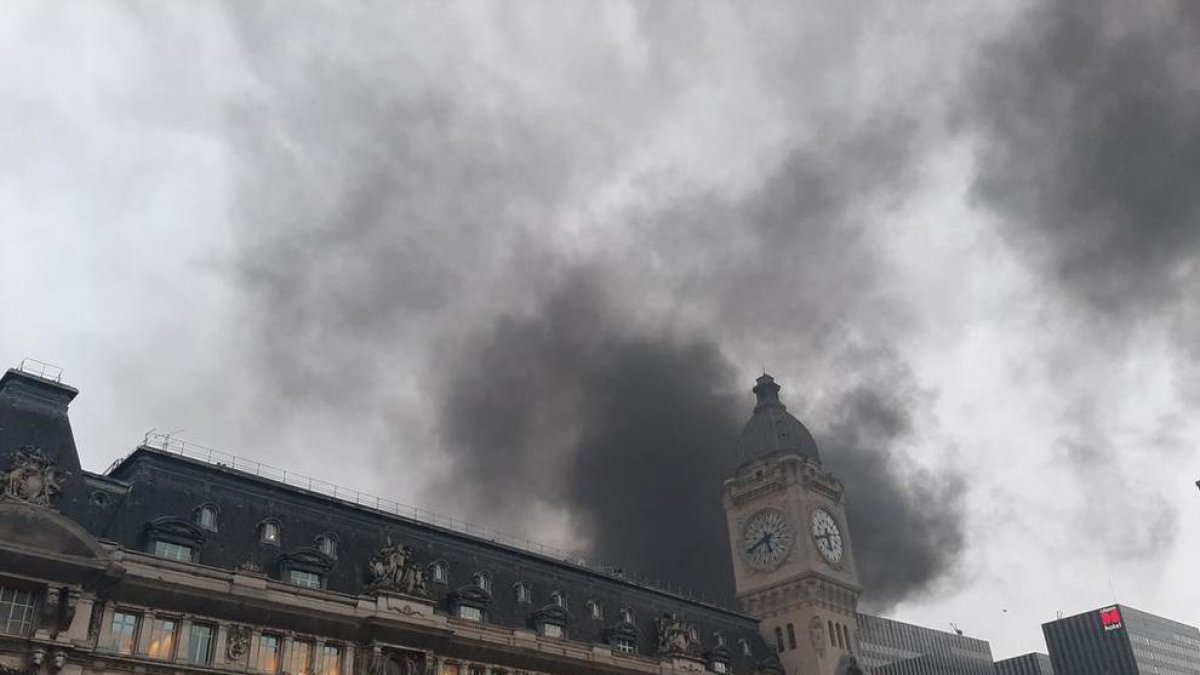 El dens fum de l’incendi va arribar a cobrir el rellotge de la cèntrica estació de Lió de París.