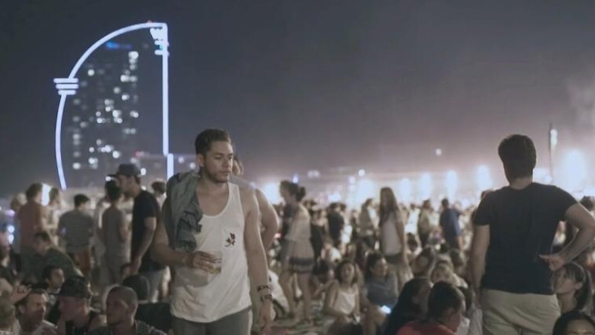 La masificación turística es evidente en la ciudad y en la playa, a todas horas.