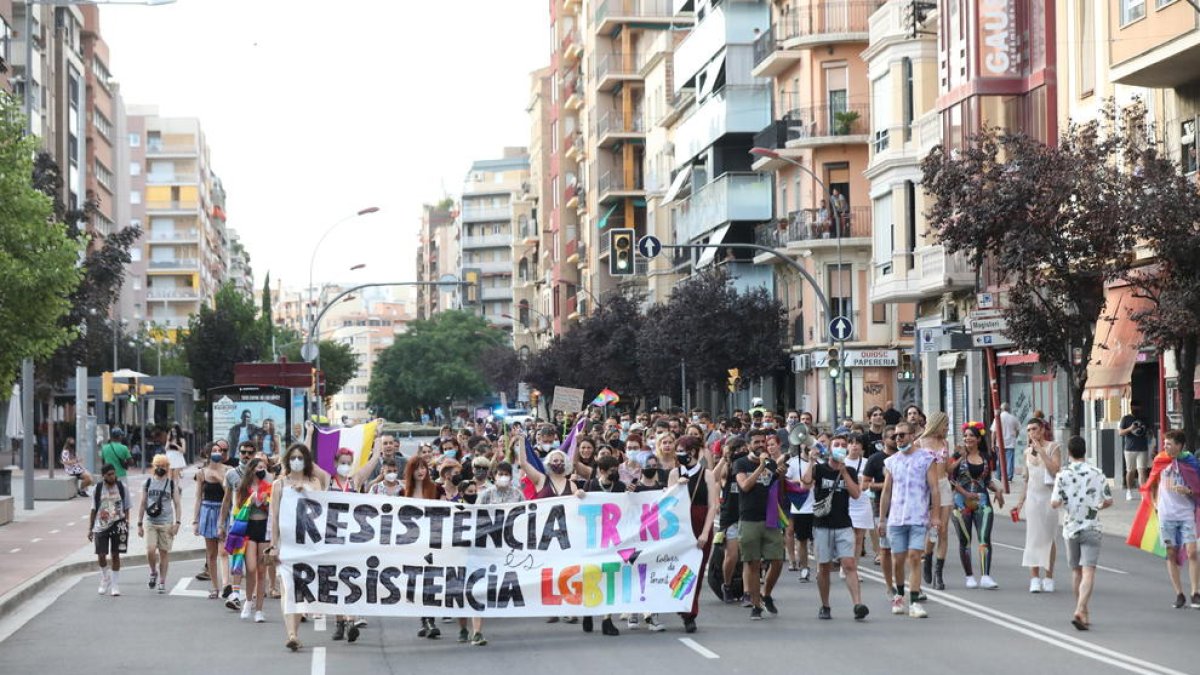 Persones trans i no binàries van encapçalar la manifestació organitzada per Colors de Ponent.