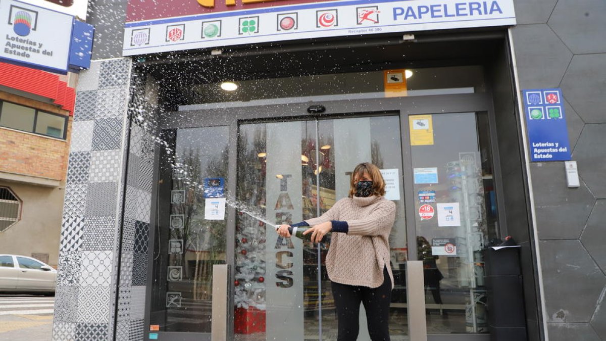 Una de les treballadores de l’estanc del carrer Miguel Hernández dels Magraners celebra haver venut un dècim del segon.