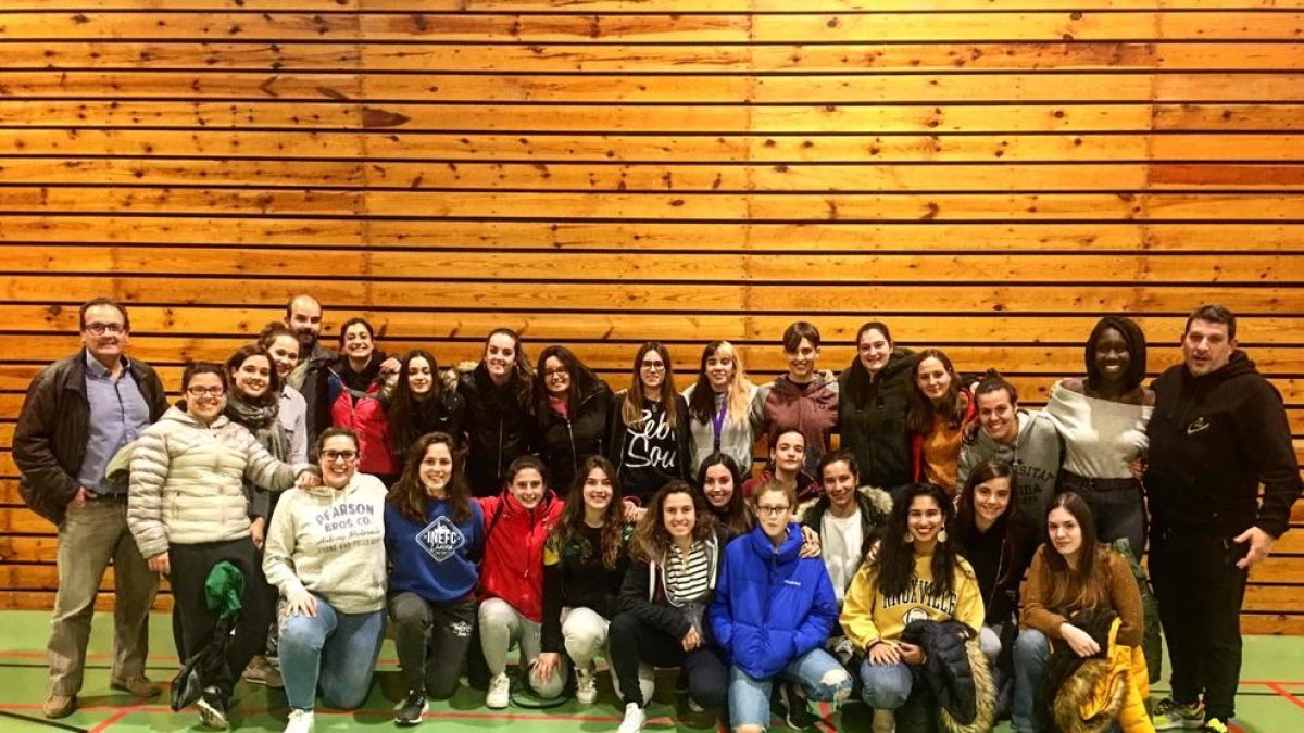 Jugadoras júniors y séniors del Inef Lleida Rugby Club, que competirán en un solo equipo la próxima temporada, posan junto a técnicos.
