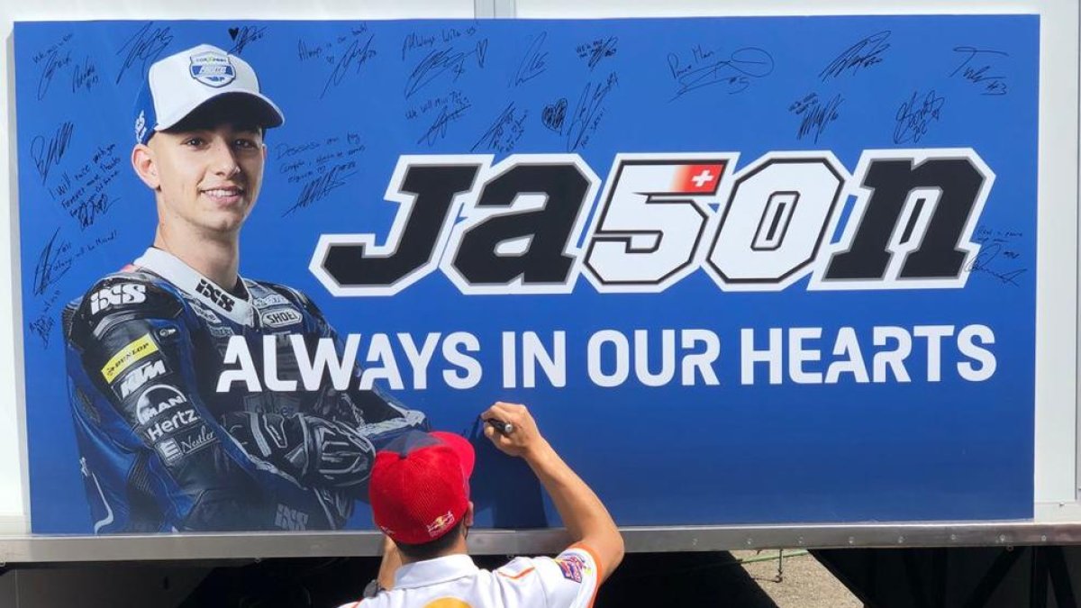 Marc, ahir al firmar al mural dedicat al malaguanyat Jason Dupasquier, que va morir a Mugello.