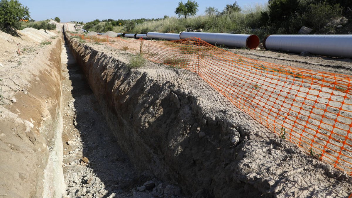 La rasa on es col·locarà la conducció per al reg de 730 hectàrees del municipi de Castelldans.