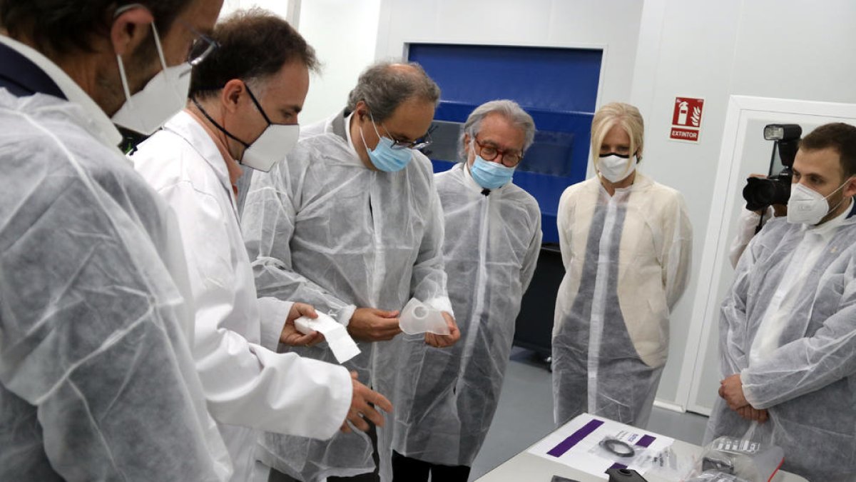Torra observa las mascarillas creadas por Eureca.