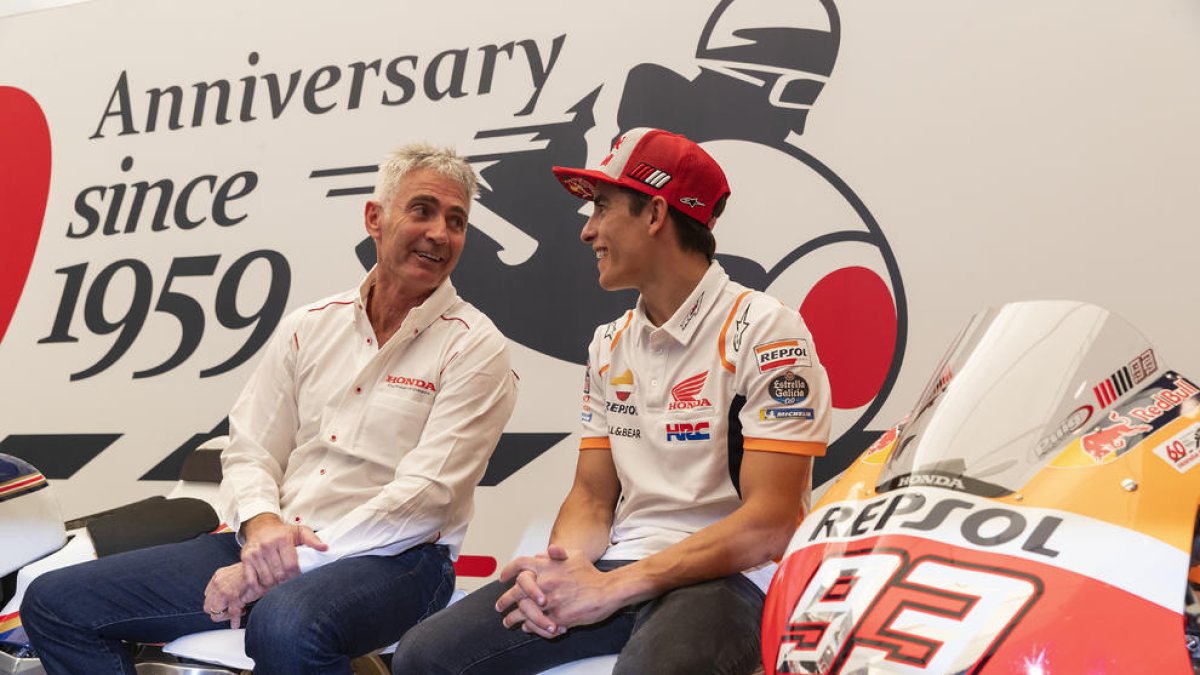 Dos campeones como Mick Doohan y Marc Màrquez ayer durante el acto del 60 aniversario de Honda.