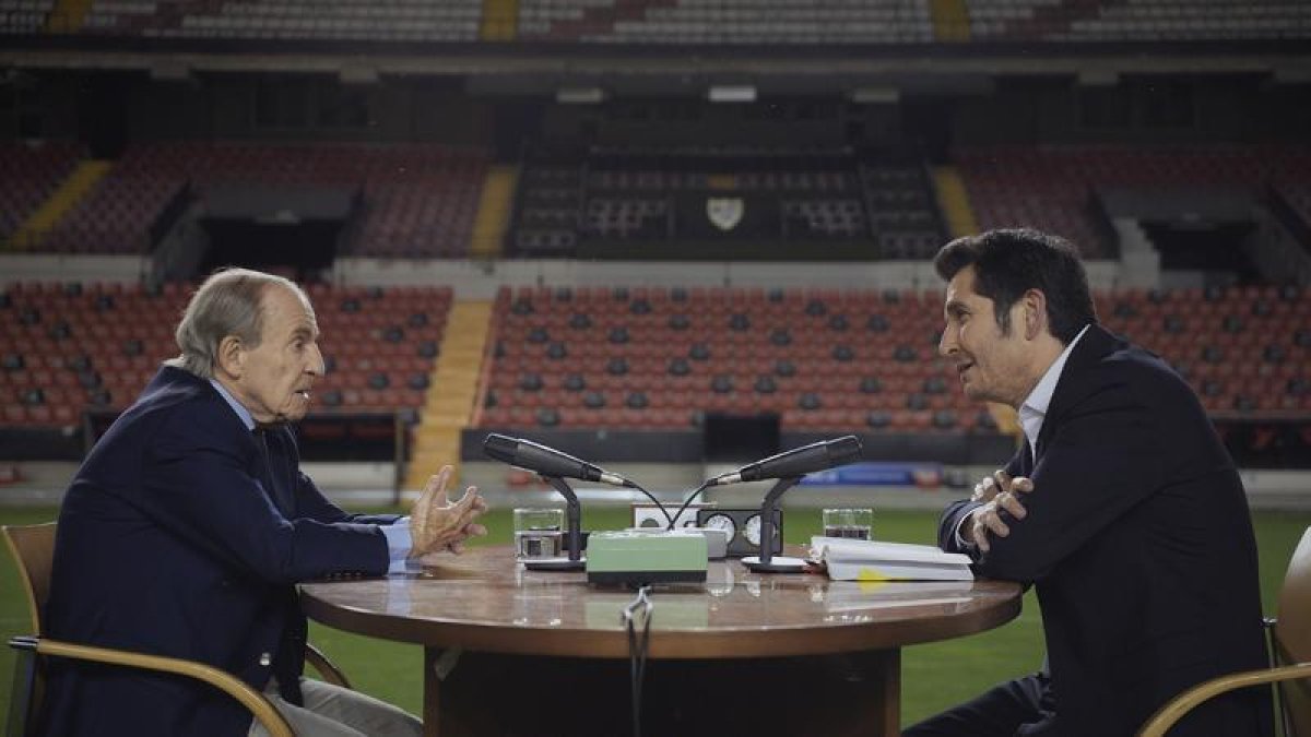 El popular periodista deportivo conversa con Carlos del Amor.