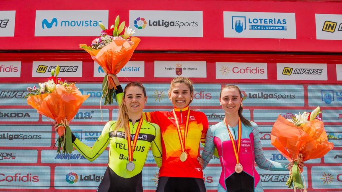 Maria Banlles, la primera por la derecha, en el podio del Estatal.