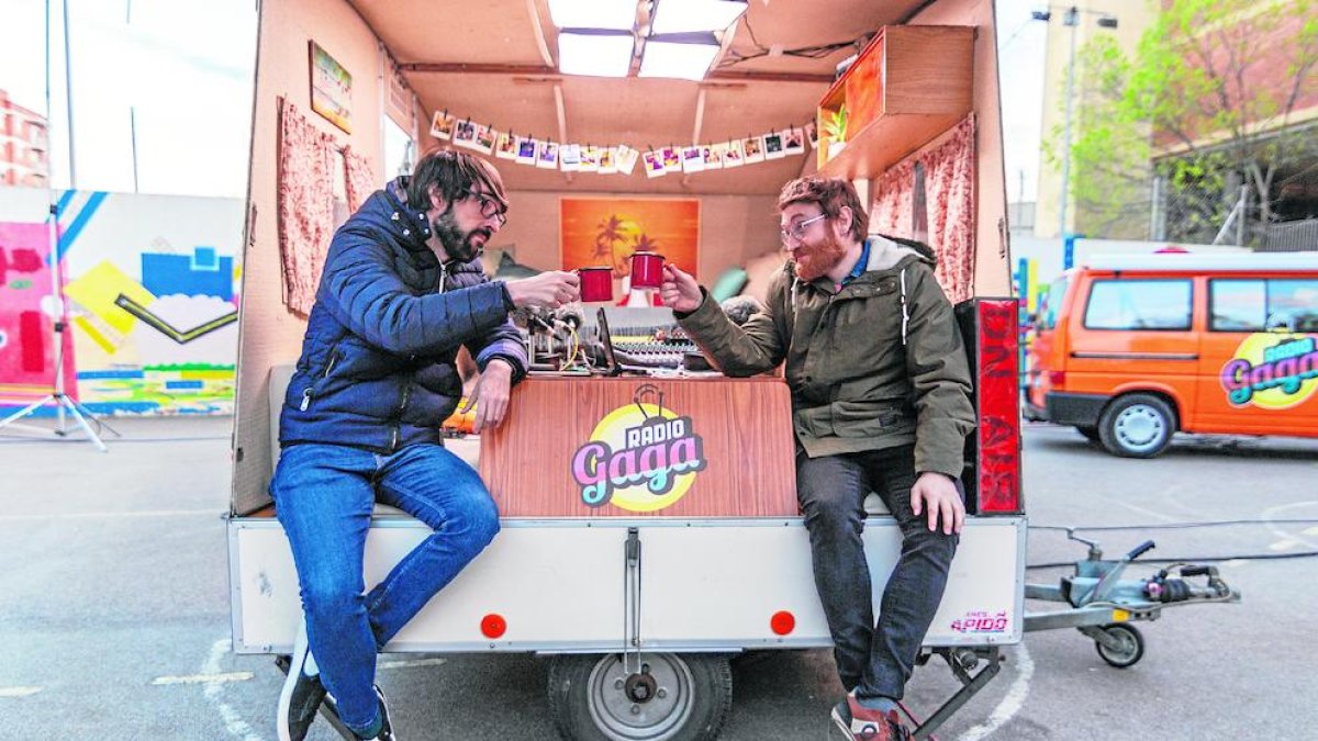 Quique Peinado y Manuel Burque, en su caravana del programa.