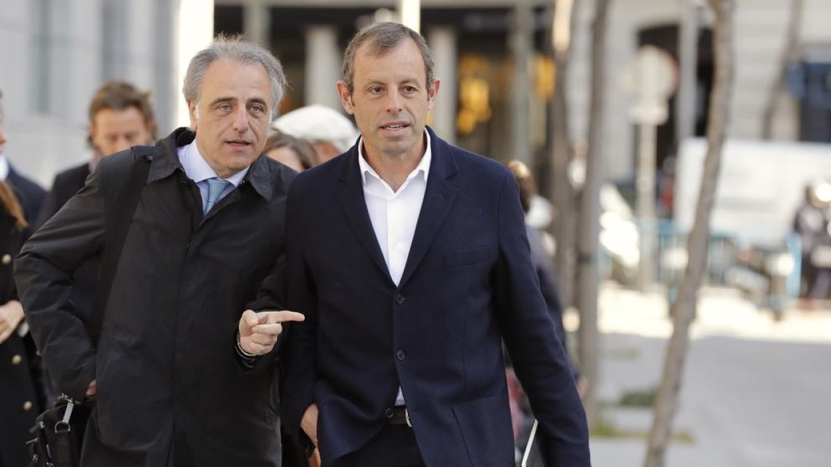 Sandro Rosell, acompañado por su abogado Pau Molins, a su llegada a la Audiencia Nacional.