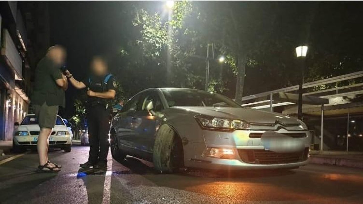 Agentes hacen una prueba de alcoholemia a un conductor.