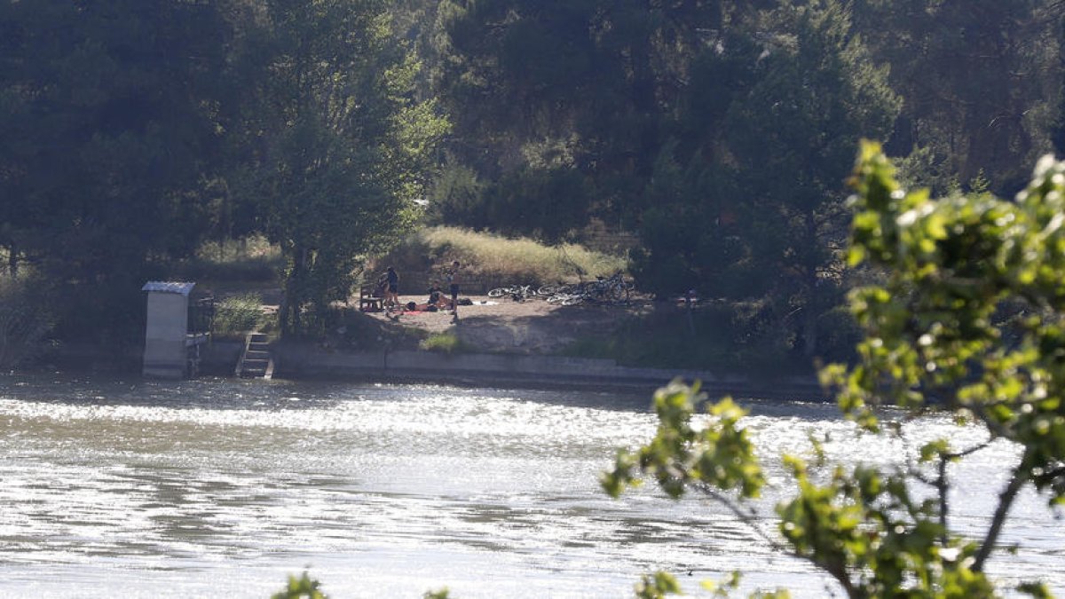 Un grup reduït de joves locals, ahir al costat de l’embassament.