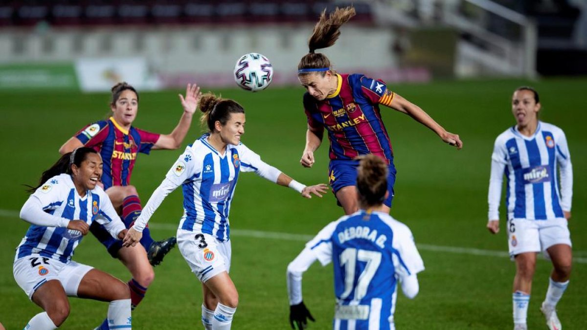 La blaugrana Aitana Bonmatí remata de cap en una acció del partit d’ahir.