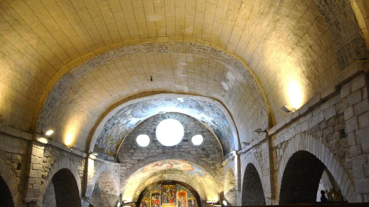 Una vista de la volta de canó deformada de l’església romànica de Santa Maria d’Arties.