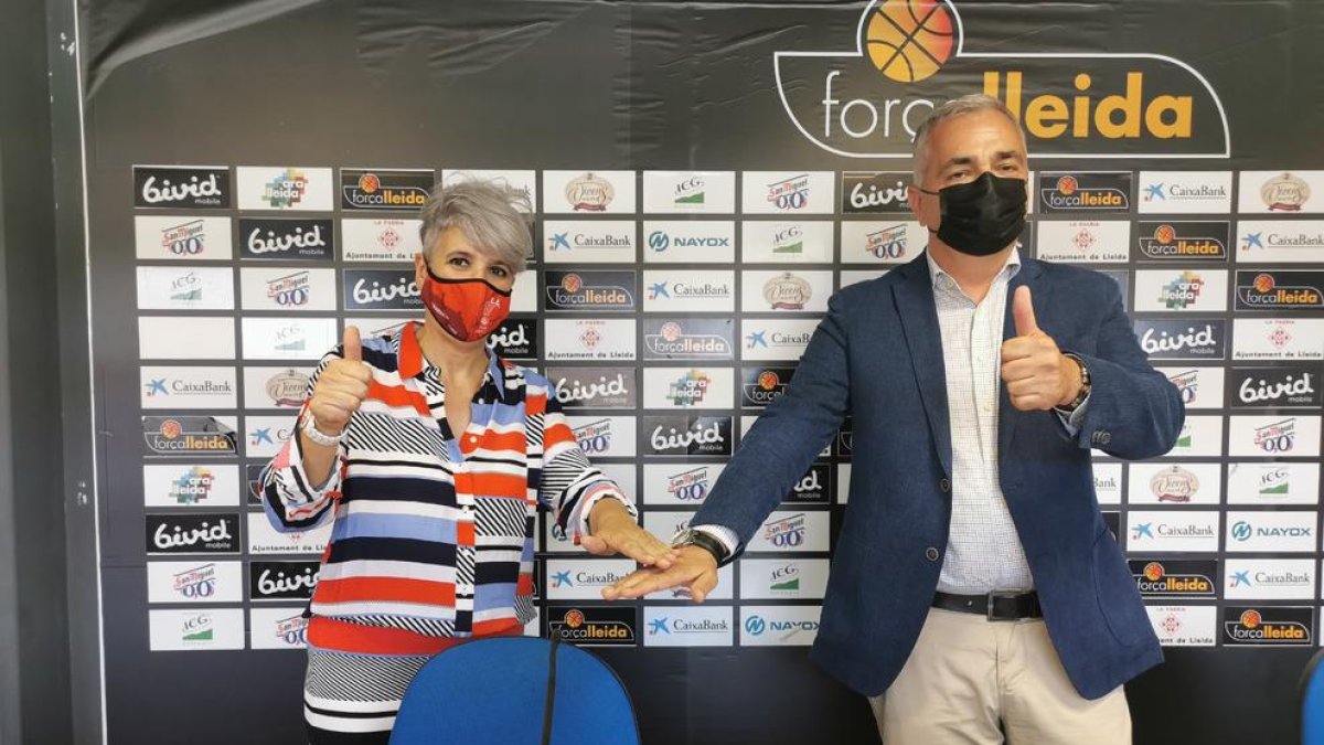 Anna Estrada (CB Lleida) i Albert Aliaga (Força Lleida) van segellar ahir l’acord.