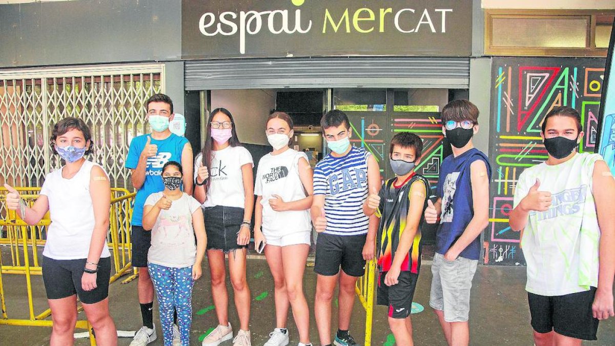 Un grup d’adolescents que ahir van rebre la primera dosi a l’Espai MerCAT de Tàrrega.