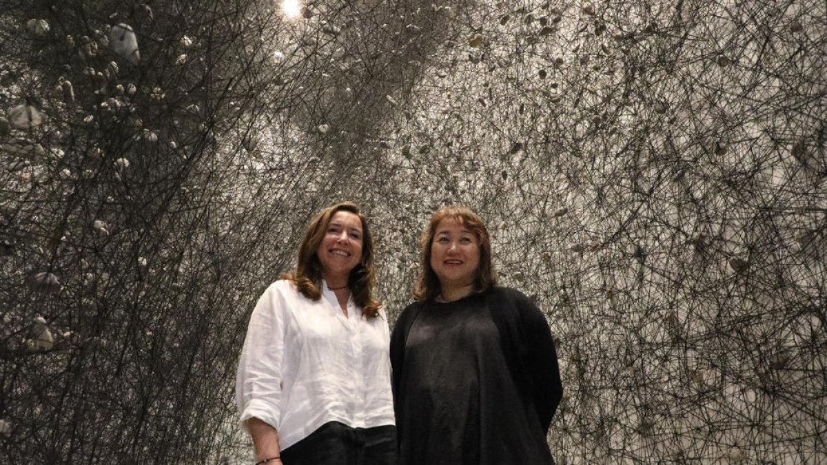 La presidenta de Sorigué, Ana Vallés, y la artista Chiharu Shiota, ayer en el estreno de la instalación ‘In the beginning was...’ en Planta.