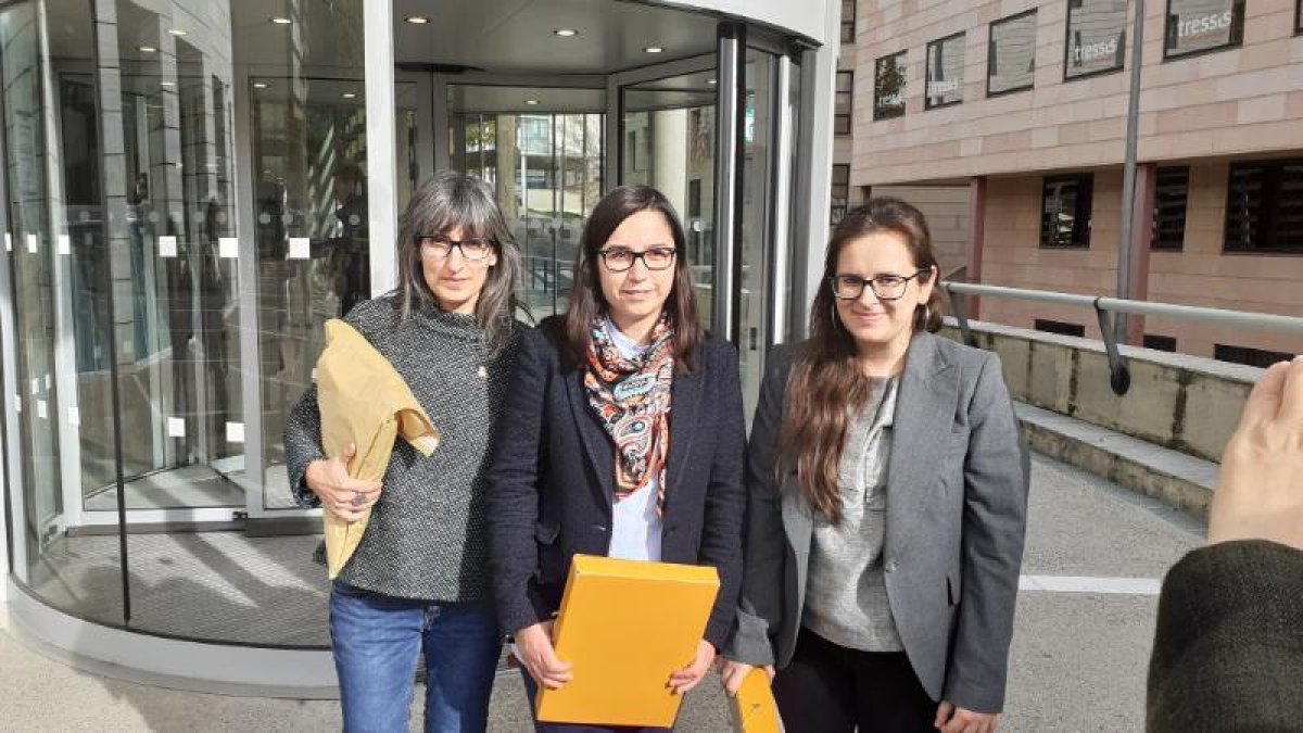 La tinent d’alcalde Jordina Freixanet (centre), amb les edils Elena Ferre (dr.) i Sandra Castro (esq.).