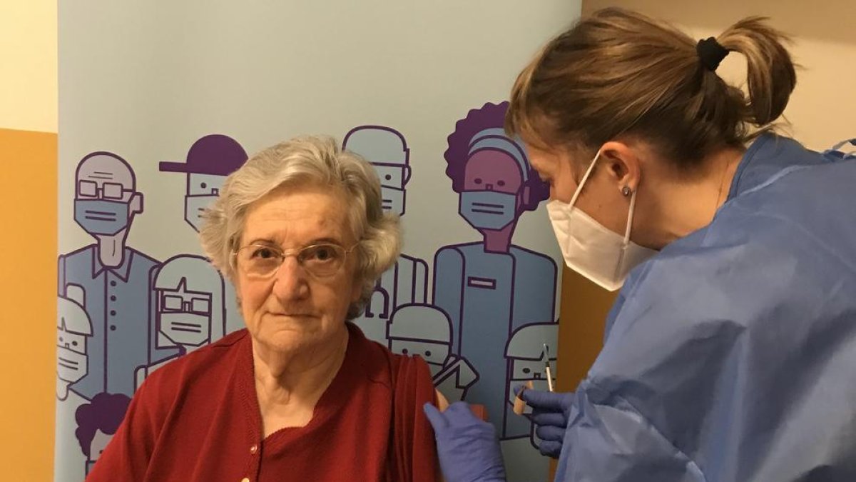 Primera usuària vacunada a la residència de Tremp