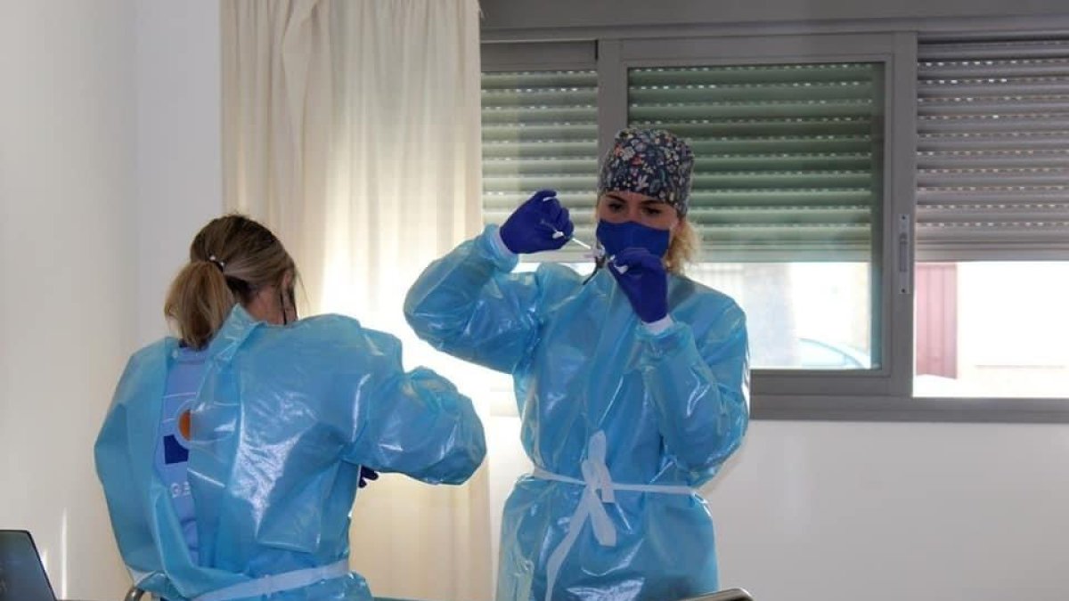 Sanitarias preparan dosis de vacuna para ser inoculadas.