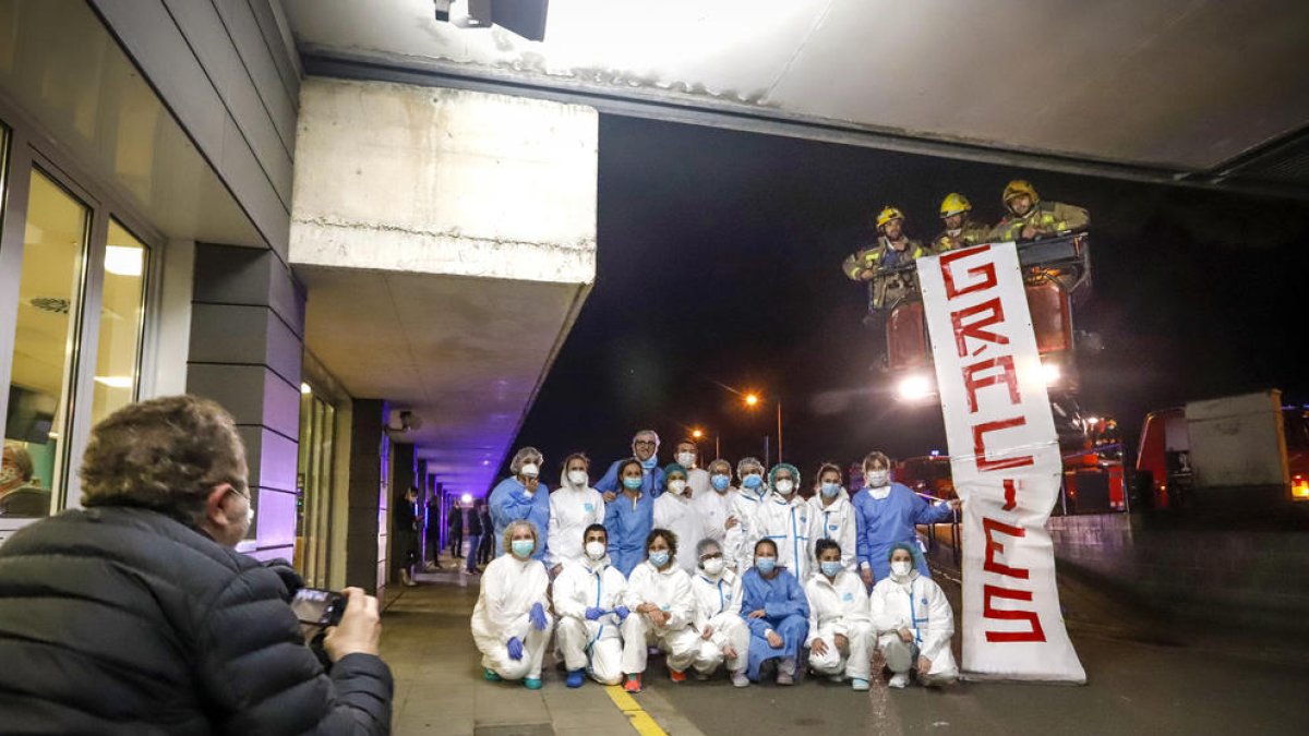 Mossos, bomberos y urbanos homenajearon anoche a los profesionales del Arnau. En la imagen, un grupo de sanitarios y bomberos.