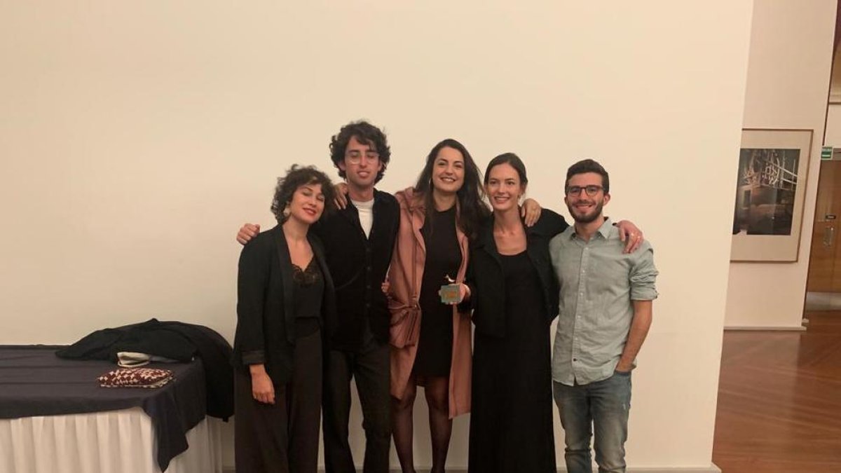 El leridano Tomàs Bayo (1º derecha), ayer con el equipo del corto.