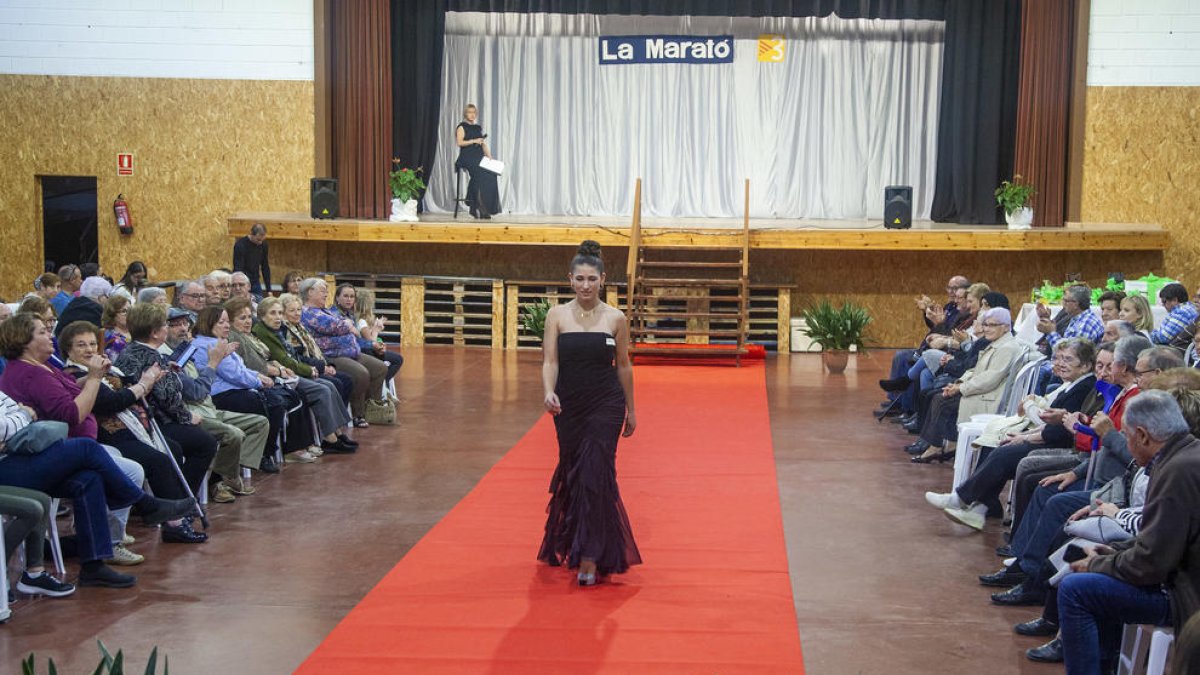 Una de las modelos desfilando, ayer en el pabellón municipal de Preixana.