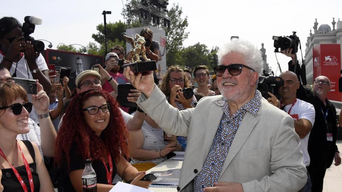 Pedro Almodóvar, ahir a la tarda exultant davant dels fans després de rebre el Lleó d’Or, i Scarlett Johansson, estrella a la catifa roja.