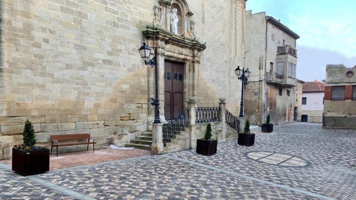 La plaza de l’Església ya renovada con baldosas nuevas.
