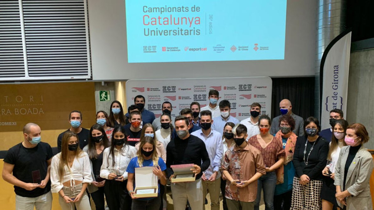 Una representación de atletas recogió ayer los galardones en la Universitat de Girona.