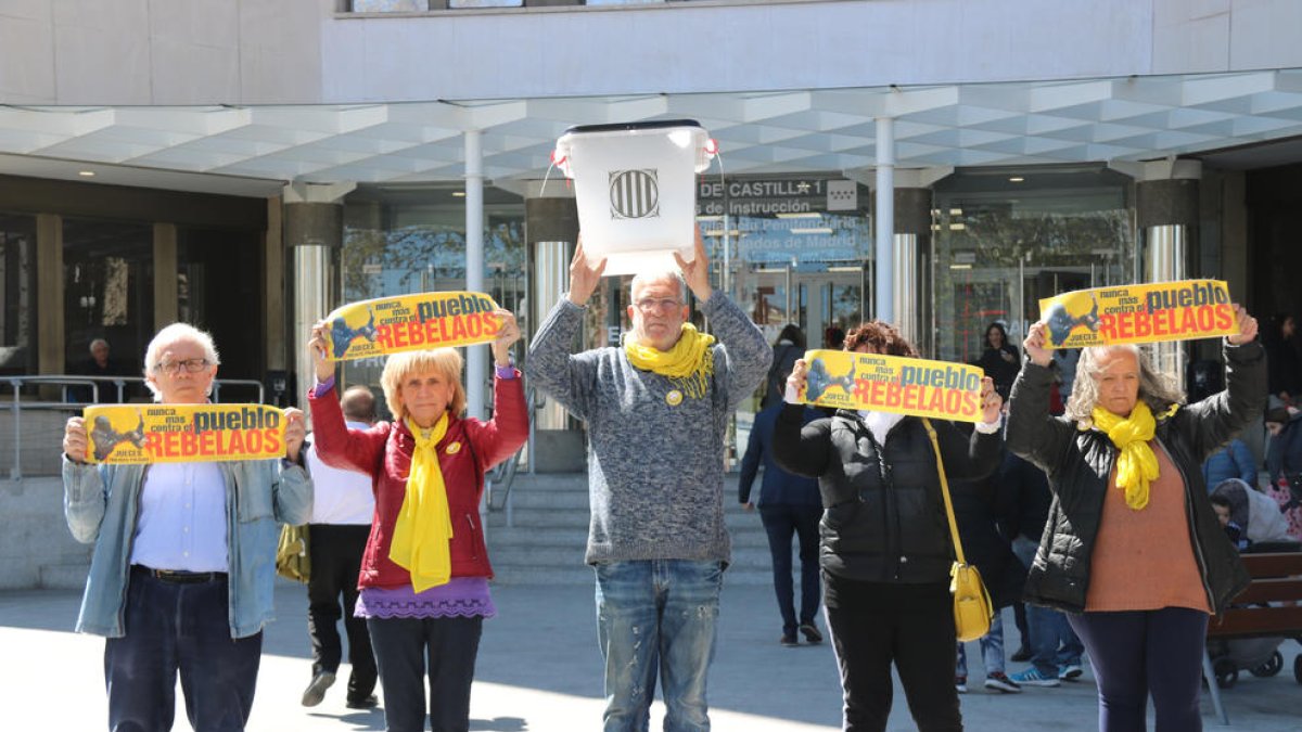 Miembros del colectivo Silenci se autoinculpan en los juzgados de Madrid en solidaridad con los Jordis.