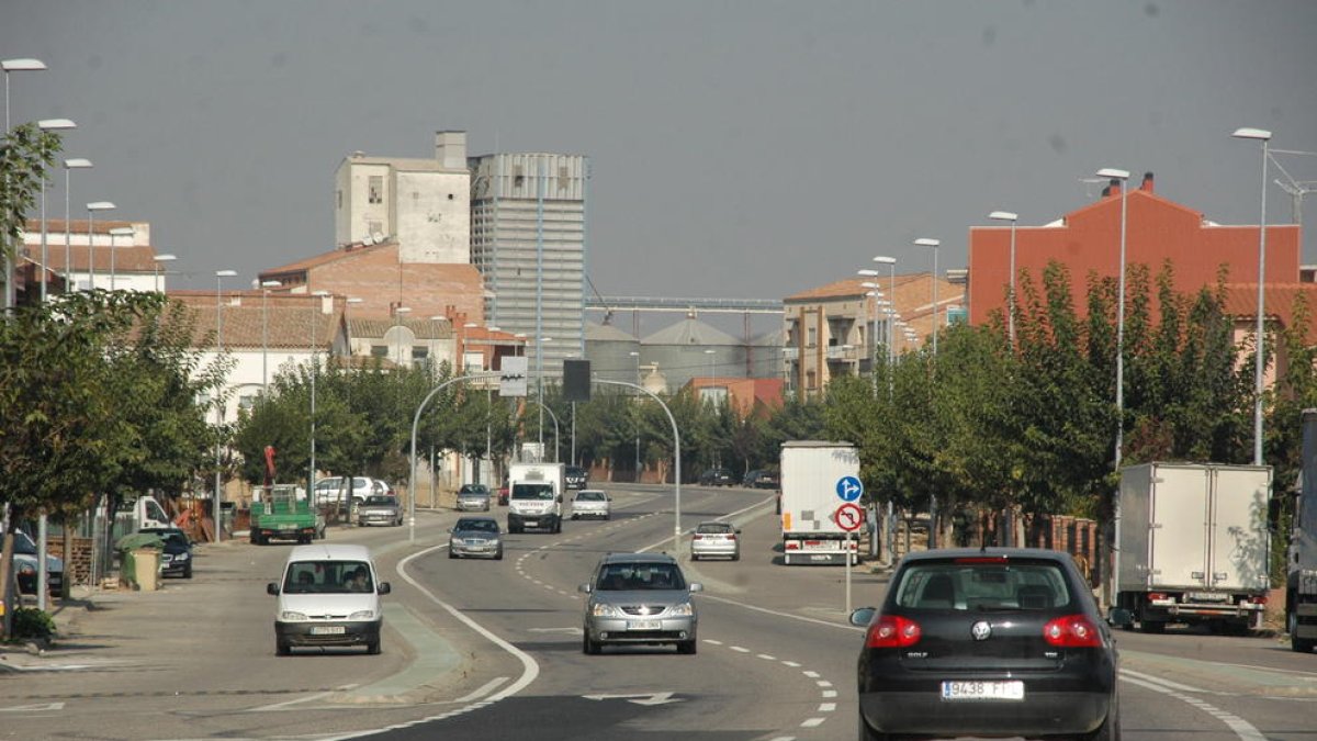 Imatge d’arxiu de l’N-230 al seu pas pel centre d’Alguaire.