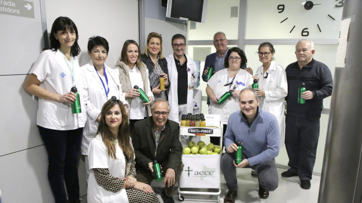 Imatge de família dels organitzadors del projecte ‘Amb tu’, que oferirà aigua i fruita als pacients.
