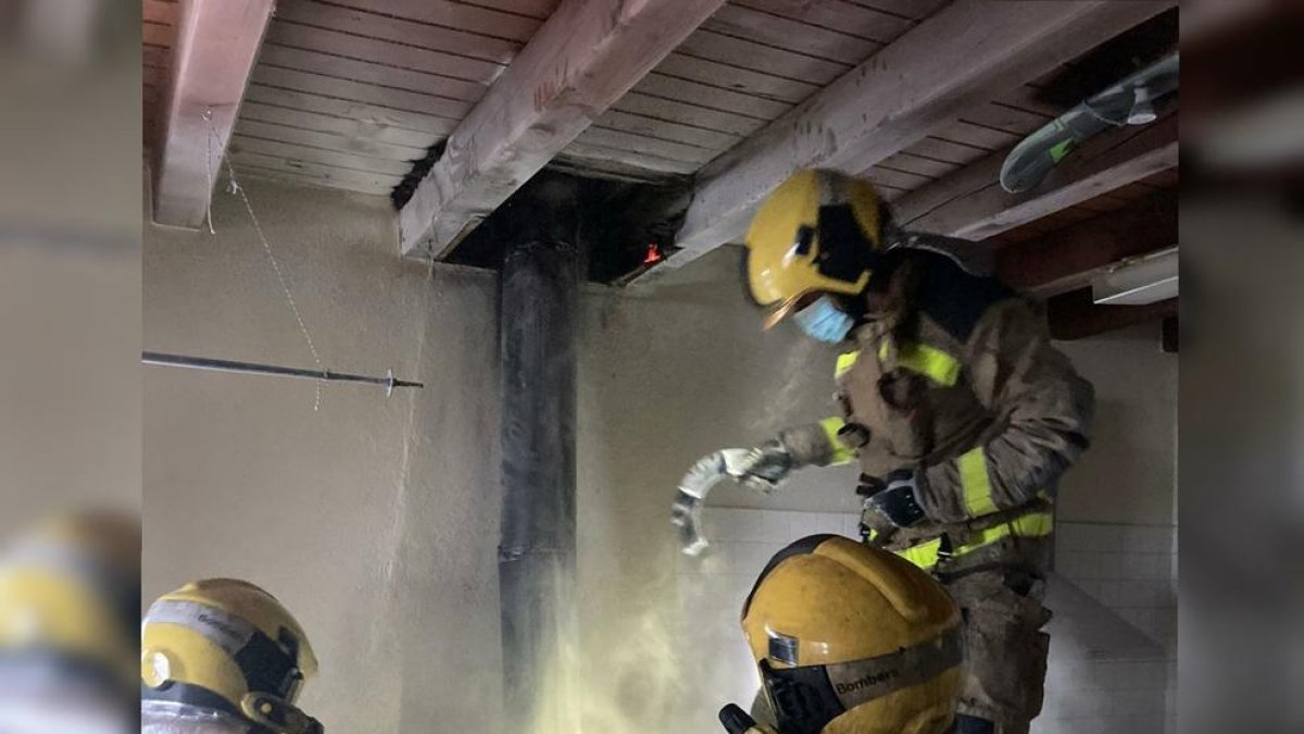 Imagen del incendio de chimenea el martes por la tarde en Bagergue.