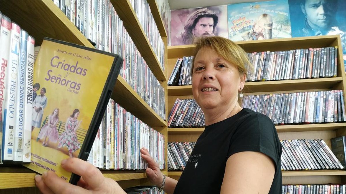 Videoclub Agramunt - En sus 35 años de historia, el Videoclub Agramunt de Rosina Ribes ha abierto sus puertas en tres lugares distintos: primero, en la avenida Agustí Ros, después, en Jaume Mestres; y finalmente, en Passeig Nou (en la foto).