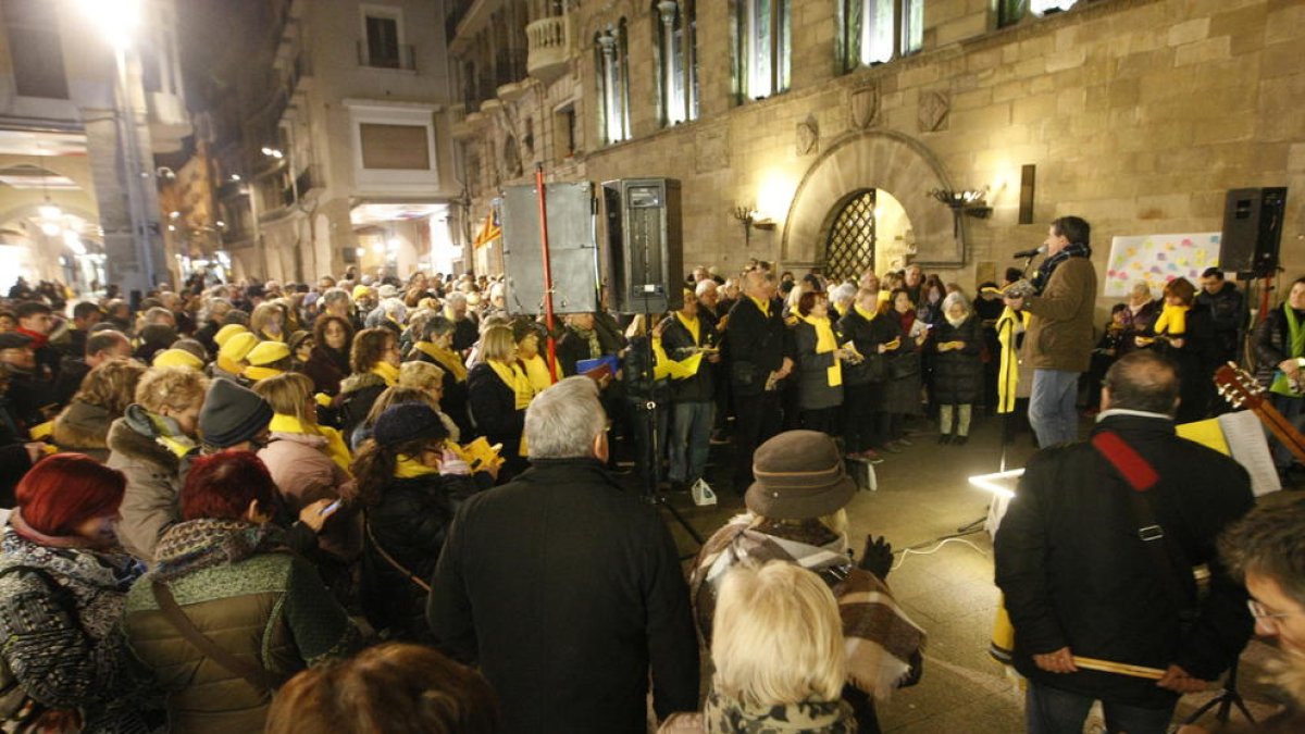 Imatge de la concentració dels cantaires a la plaça Paeria, ahir.